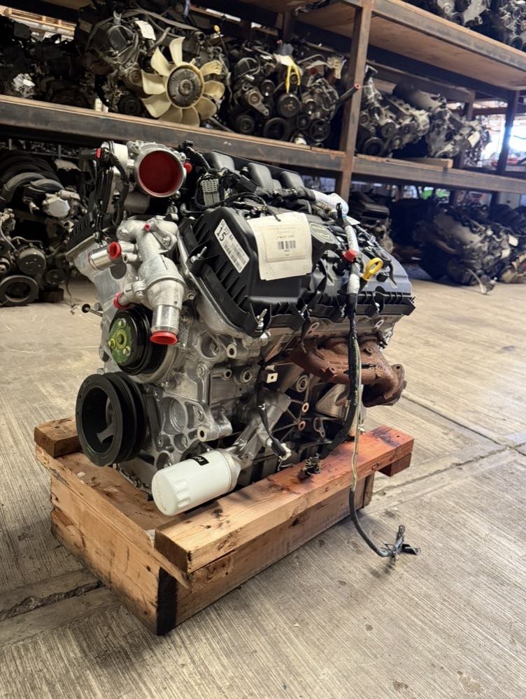 Motor V8 de Ford F-150 etiquetado, sobre tarima en la bodega