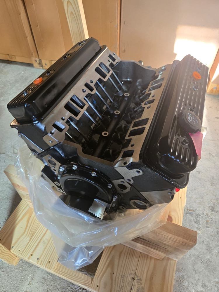 Motor V8 nuevo, recién salido de su empaque, sobre tarima de madera