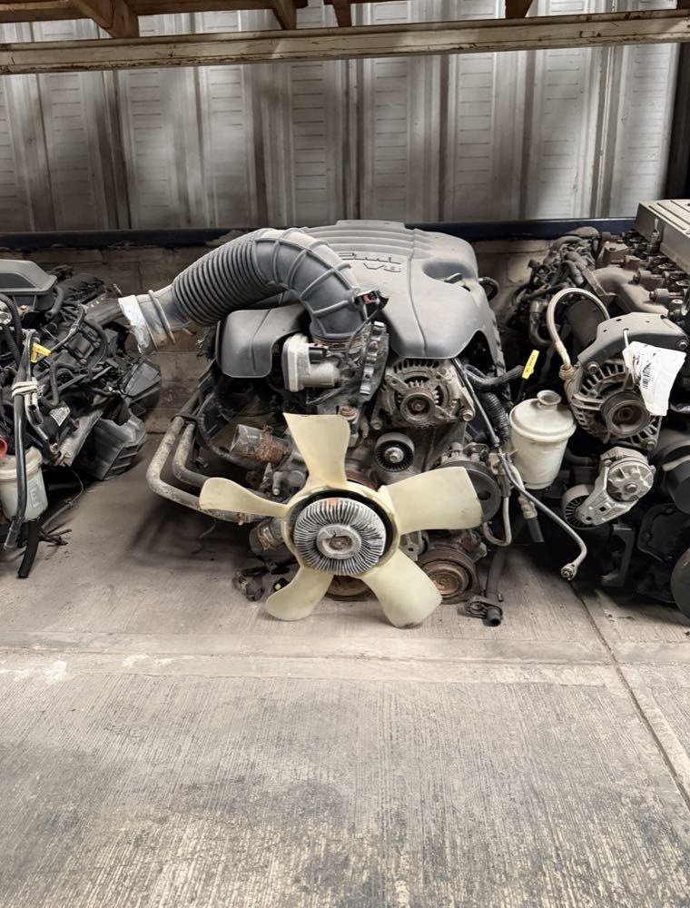Motor V8 completo con ventilador y bomba de dirección